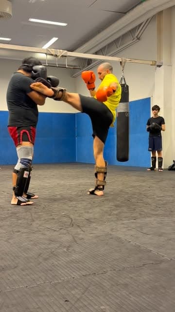 Sparring med skydd och mitts på kickboxningspasset, från klubbens Instagram