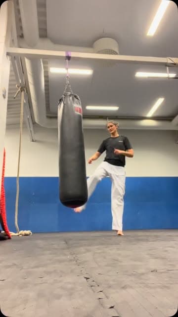 Carolin Wilhelm tränar en spark mot säck på Tao Kampsportcenter