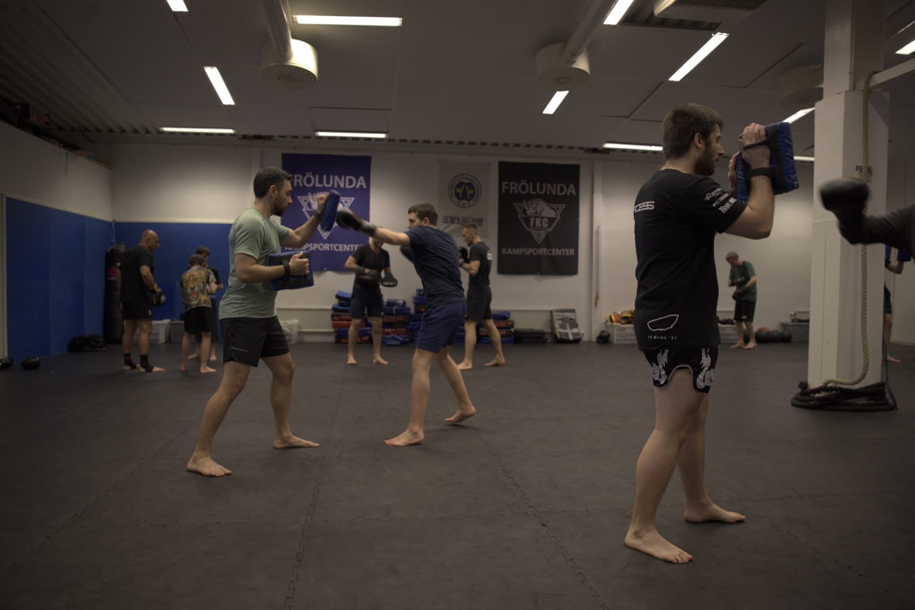 Kickboxningspass med mitts på Tao Kampsportcenter i Frölunda
