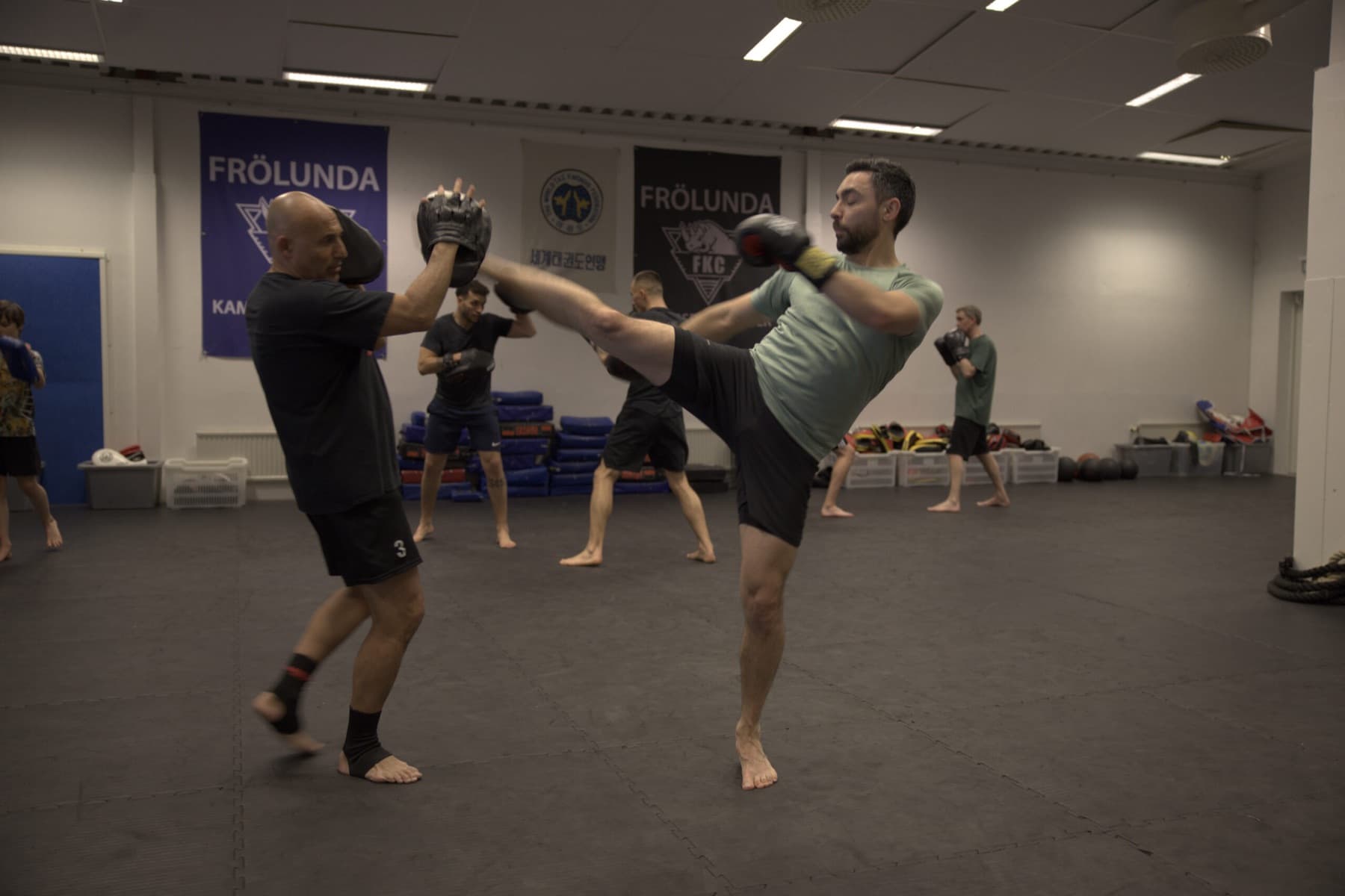 Taekwondoträning på Tao Kampsportcenter – hög spark mot mitts