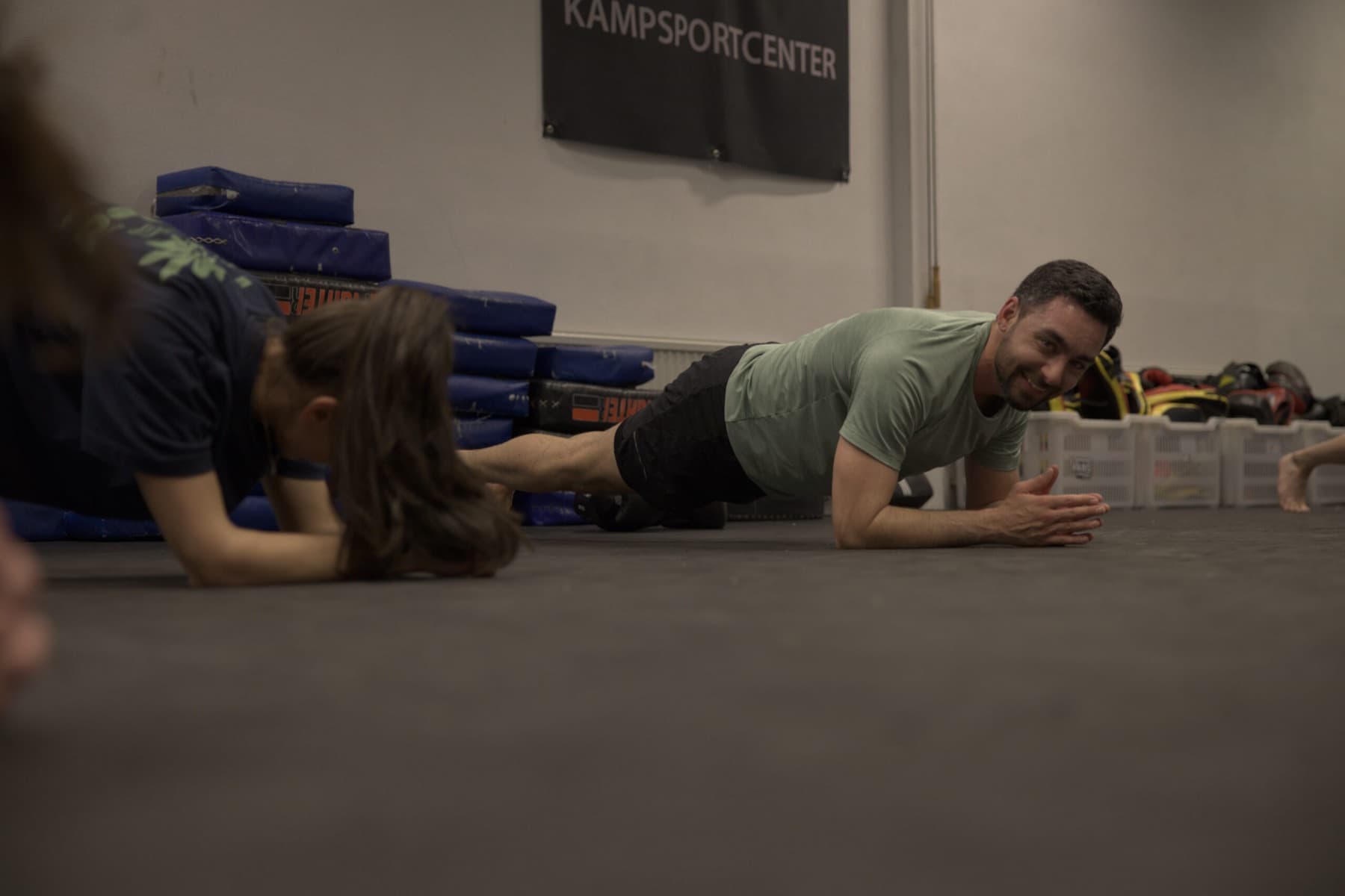 Fysträning på mattan på Tao Kampsportcenter