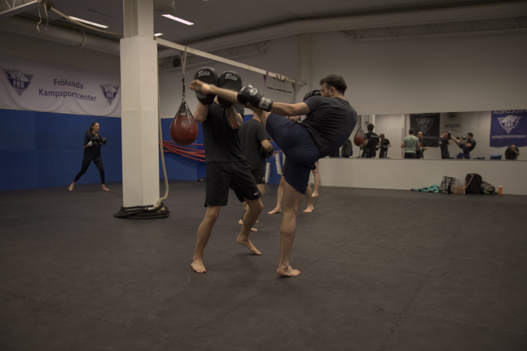 Spark mot säck under kickboxningsträning