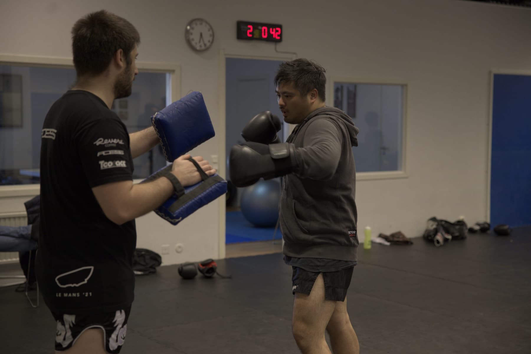 Boxningsträning med mitts på Tao Kampsportcenter